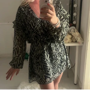 Volangklänning zebra klänning - Jättefin svartvit klänning med zebramönster och v-ringning med ett band i midjan. Storlek S💃🏼🦓Tyvärr så kommer den inte till användning