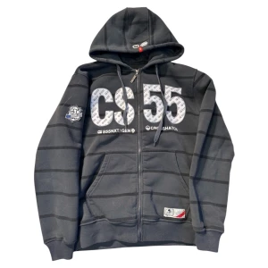 affliction type zip - affliction type zip med fett snygga stripes o coolt print, liten stain framme men går nog bort i tvätten 🙏🔥🔥🔥