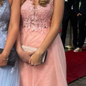 Rosa balklänning - Superfin rosa långklänning med spetsdetaljer och v-ringad design. Perfekt för bal och andra tillfällen, är 171 och den passade perfekt i längden💕 Skriv för fler och bättre bilder💕