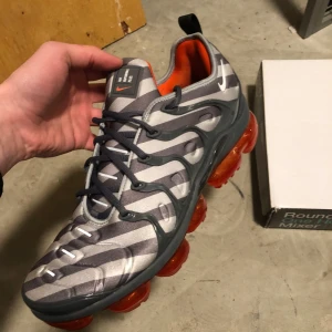 NIKE AIR VAPORMAX PLUS WOLF GREY - Nästan helt nya inga hål osv storlek 47 passar 46 de är äkta