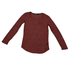 Vinröd glittrig tröja från Atnaci - Säljer en snygg vinröd tröja från Atnaci med glittrigt material. Tröjan har en rund halsringning och långa ärmar, perfekt för att ge lite extra stil till din outfit. Passar bra till både jeans och annat🌟