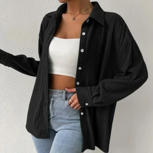 Svart skjorta med knappar - Lite tjockare material, jätte bra för våren och lite kyliga dagar under sommaren. Inga tecken på användning 