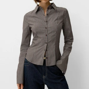 Randig skjorta med knappar - Randig figursydd skjorta från Bershka. Helt oanvänd med prislapp på, säljer då den inte passade som jag ville och inte hann lämna tillbaka i tid. Orginalpris, 329k, priset nu går att diskutera. Har ni några frågor är det bara att fråga på, puss puss💋