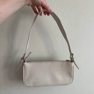 Väska - Superfin väska från Gina tricot som endast är använd 2 gånger så fint skick!