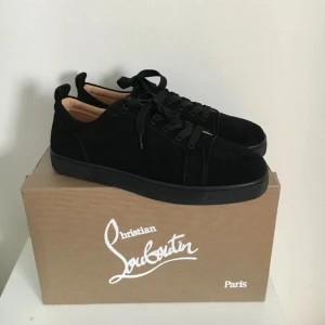 Christian loubitions (Loubs utan spikar) - Säljer ett par äkta Christian Louboutin i storlek 42  Ikoniska och eleganta skor med den klassiska röda sulan – perfekta för dig som vill ha lyx och stil!  ✅ Skick: Helt nya, endast testade ✅ Nypris: Ca 8 000 kr ✅  skicka bud! Inga skam bud om du ger ett bra pris accepterar jag!!!– ett riktigt fynd!   Säljer eftersom jag sparar till körkortet. Skicka ett meddelande vid intresse! ✨ finns kvitto vid sidan intresse!