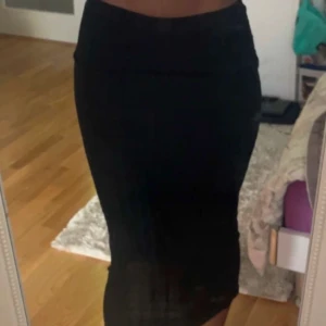 Svart ribbad kjol ❣️❣️ - Snygg svart ribbad kjol med en tight passform. Kjolen är lång och har en stilren design som passar perfekt för olika tillfällen💕🌺