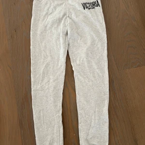 Victoria Secret mjukisbyxor - Victoria secret mjukisbyxor i storlek xs. Aldrig använda men snöret är borta. 