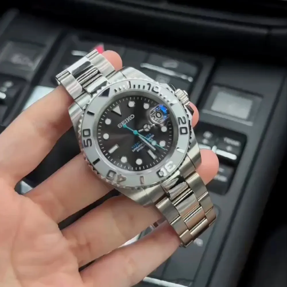 Inspirerad av den klassiska Yachtmaster-designen och utrustad med den välkända Seiko NH35 automatiska rörelsen, är Seiko Mod Yachtmaster en 40 mm klocka som kombinerar lyx, hållbarhet och prisvärdhet. Handmonterad med följande funktioner: • Diameter: 40 mm (utan krona) • Rörelse: Seiko NH35 automatisk • Tjocklek: 12 mm • Glas: Rep-resistent safir med anti-reflexbehandling • Luminova: Ja • Fall: 316L rostfritt stål • Vattentålig: 3 ATM. Asusteet.
