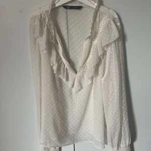 Jätte fin vit blus🤍 - Säljer en jättesnygg vit blus från zara🤍 Passar till allting den är lite genomskinlig men man kan ha ett vit linne under🤍