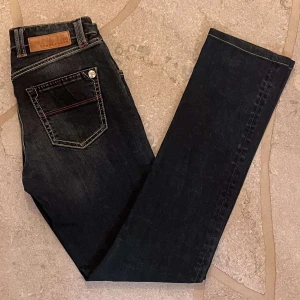  Tramarossa jeans - Tramarossa jeans i storlek 28, Dom är i ny skick. Tveka inte att skriva vid minsta fundering. Priset kan diskuteras. 