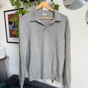 Grå Merino piké Filippa K - Säljer denna Filippa K merino ull stickade pikén. Bra skick, säljer pga lite för liten på mig. 