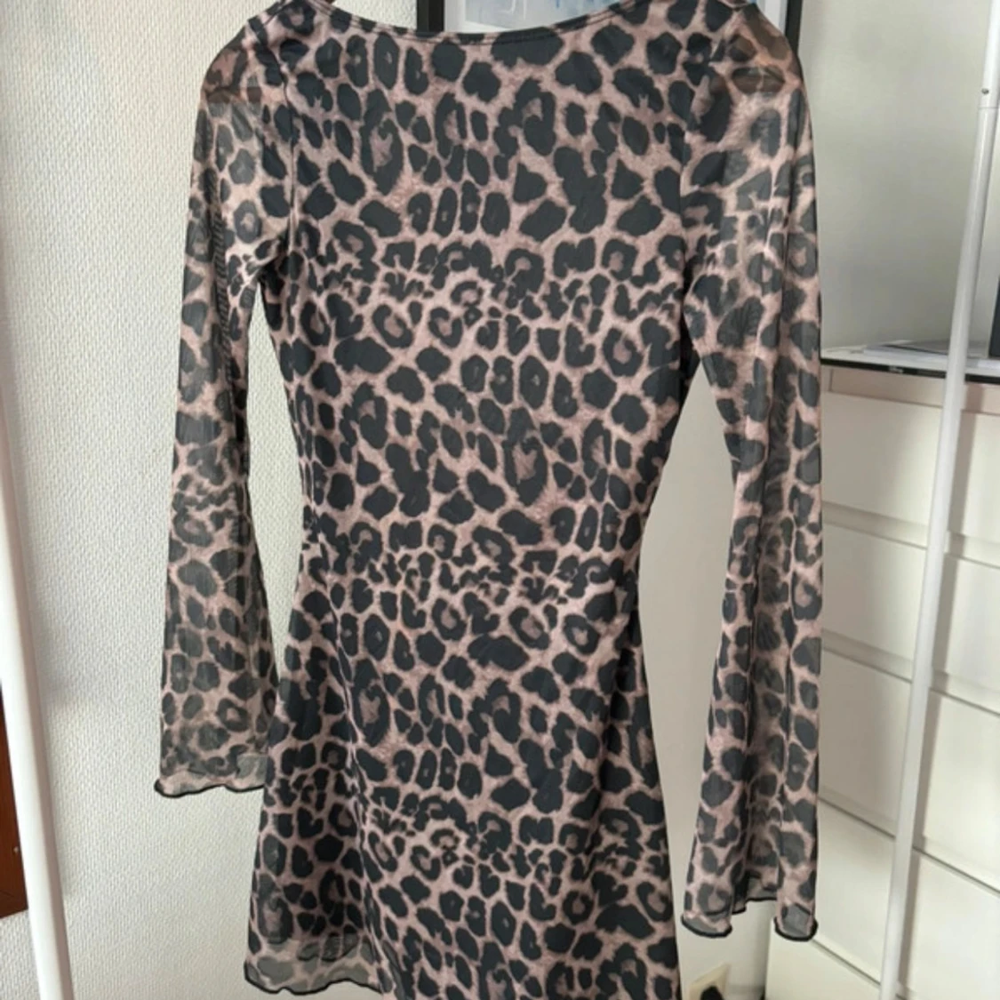 Leopard klänning med öppen rygg  - 1