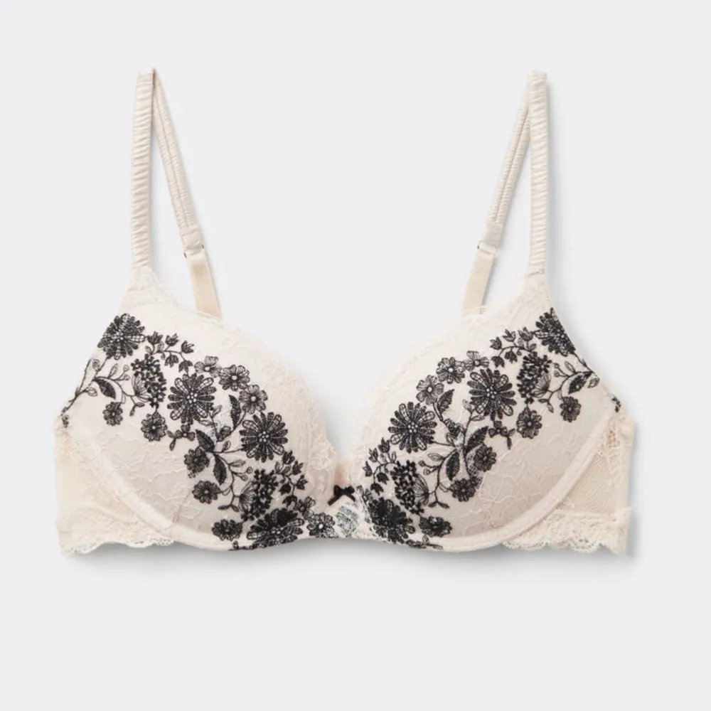 Beige bh från Intimissimi med vacker svart blombroderi och spetsdetaljer. Helt ny och använd 1 gång, säljer pågrund av att jag köpt fel storlek💗. Yläosat.