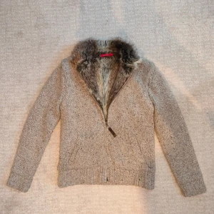Vintage stickad cardigan - Säljer dena extremt mysiga och eftertraktade vintage koftan. funkar utmärkt nu till våren. Pälsen är väldigt fin. Skriv vid minsta fundering!