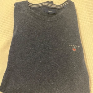 Blå tröja från GANT - Mycket bra skick, tyvärr för liten