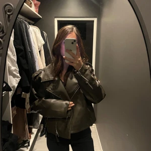 Grön skinnjacka från Gina Tricot - Säljer en grön skinnjacka från Gina tricot, bra skick använd fåtal gånger, säljer pga har en liknande 