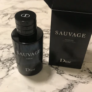 Dior SAUVAGE 100ml - Säljer en elegant flaska Sauvage Parfum från Dior. Flaskan är 100ml full  oanvänd har haft den ett tag har en perfym kollektion vill bli av med denna(( Pris kan diskuteras))