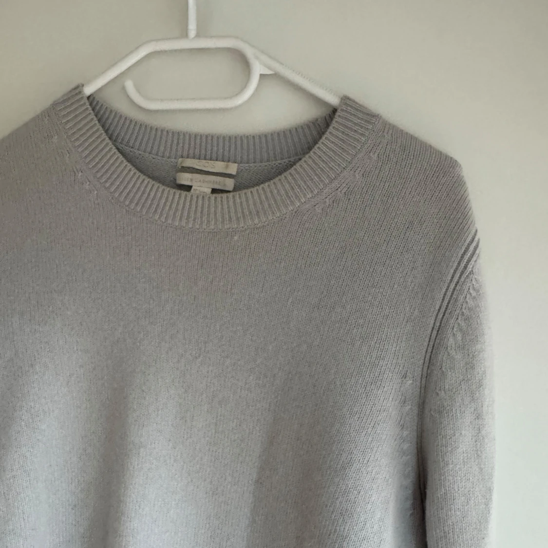 Ljusblå kashmirtröja från COS