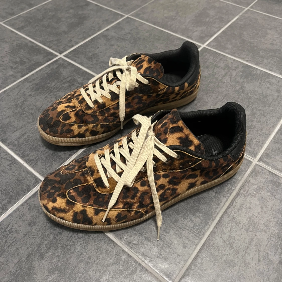 Leopardmönstrade sneakers
