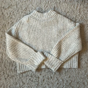 Grå stickad tröja - Säljer en mysig grå stickad tröja. Tröjan har långa ärmar och är perfekt för kyligare dagar. Passar bra till jeans eller kjol. Tröjan är från Gina och är knappt använd. Den är i storlek xxs men jag skulle säga att den mer är som en xs.