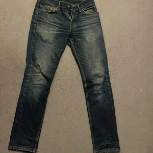 Levi's 511 jeans - Säljer ett par klassiska Levi's 511 jeans i en snygg blå tvätt. De har en slim passform och är tillverkade i slitstarkt denim. Perfekta för en avslappnad stil med en touch av vintagekänsla.