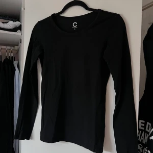 Svart långärmad topp - Säljer en stilren svart långärmad topp från Cubus. Toppen tillverkad i ekologisk bomull. Perfekt basplagg för garderoben med en skön passform. Önskar du veta exakta mått? Tveka inte att höra av dig!