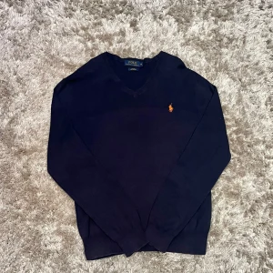 Ralph Lauren V neck - Tjo! En stilren mörkblå V neck från Ralph Lauren. Skick 8/10. Pris går att diskutera🌟