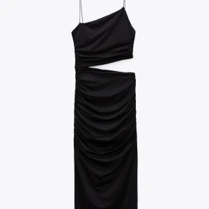 Svart klänning - Elegant svart oneshoulder klänning med smala axelband och en stilren cut-out detalj i midjan. Klänningen har en åtsittande passform. Den är tillverkad i ett mjukt och följsamt material som ger en smickrande siluett. Finns även i vit som jag säljer!