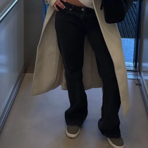 Gråa sneakers - Säljer mina sååå fina skor!! Använda max 4 gånger!! Jääätte fina!!! Grå mocka färg