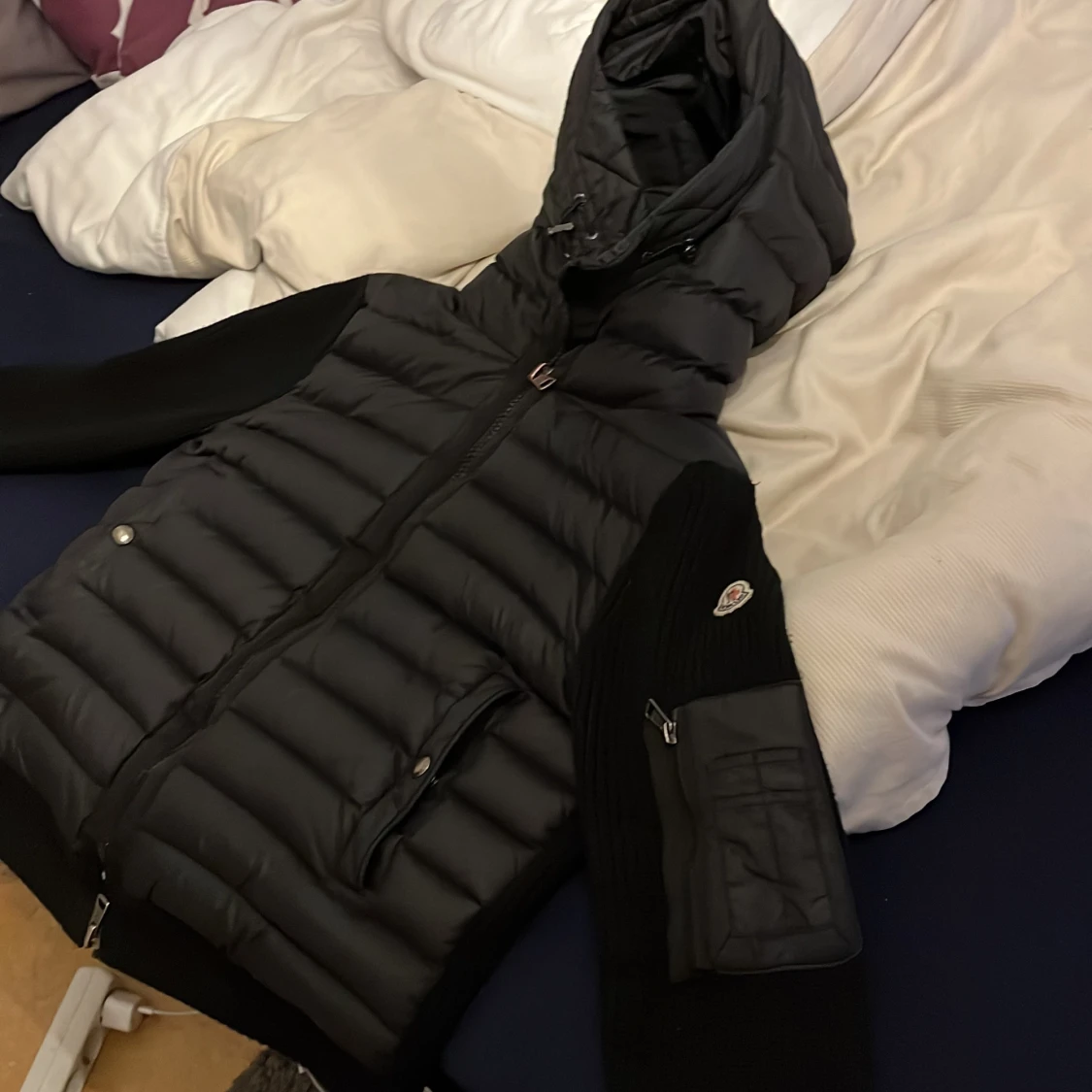 Svart dunjacka med huva - 1