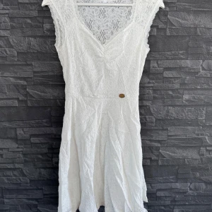 Studentklänning - Vit spetsklänning, perfekt för studenten. Nytt skick