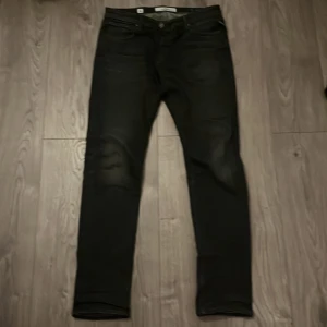 Svarta Replay jeans  - Snygga svarta Replay jeans med en slim passform. De har en klassisk design med fem fickor och knappgylf. Knappt använda så väldigt bra skick! Storlek W33 L32