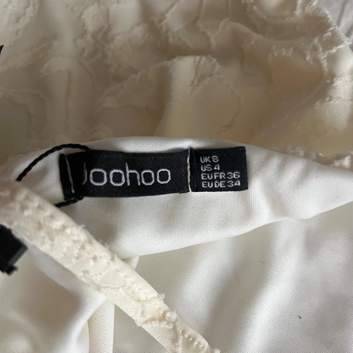 Vit spetsklänning från Boohoo - 4