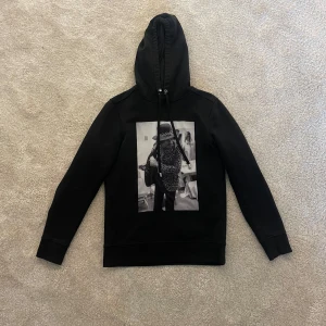 Limitato hoodie  - Sjukt fet limitato hoodie i strl xs , nypris 4000 vi säljer för 899 Skixk 7/10( pytte litet hål på armbågen)