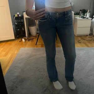 Blåa Ltb Valerie Jeans - Hej jag säljer mina blåa Ltb jeans för att dom sitter för tajt på mig, Har använt dom många gånger men inte utslitna alls ser ut som nya, Jag är 171 cm lång och dom sitter perfekt i längden men är för tajta. Skriv om du är intresserad eller vill se mer bilder!