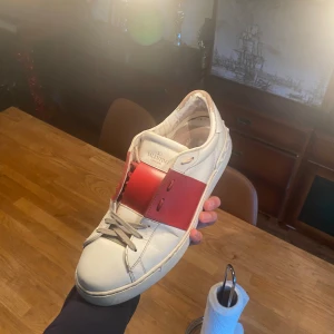 Valentino open skor - Säljer min valentino open skor i bra skick. Allt org följer med. Skriv vid minsta fråga👍storlek 45 passar 44 med en extra sula i. 29,5 cm innesulan. Byten kan vara intressant 