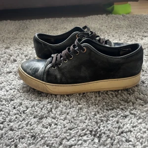 Svarta sneakers från Lanvin - Snygga svarta sneakers från Lanvin med snörning och rund tå. Skorna är väldigt slitna men går absolut att använda och går säckert att fixa så dom blir rätt så shyssta om man orkar!😃