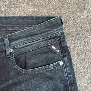   Replay jeans - Snygga mörkblå jeans från Replay i modellen Grover.  Knappt använda, inga defekter. Storlek Waist 34. Pris kan diskuteras vid snabb affär.