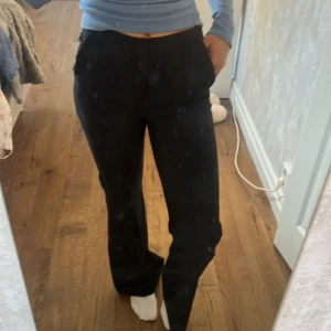 Svarta byxor - Snygga svarta byxor med hög midja och en klassisk straight passform. Perfekta för en stilren look.😍