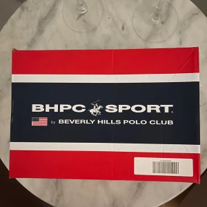 Svarta sneakers från Beverly Hills Polo  - Snygga svarta sneakers från Beverly Hills Polo med snörning. Perfekta för en stilren look. Skorna har en diskret logga på sidan och en bekväm sula. Dom är helt nya  (oanvända)  (Ny pris 1399)  pris kan diskuteras