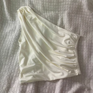 One shoulder tröja  - Köpt på h&m! Endast testad men säljs då inte kom till användning 🥹 storlek xs! Kontakta innan du trycker på köp nu, tar också emot Swish!