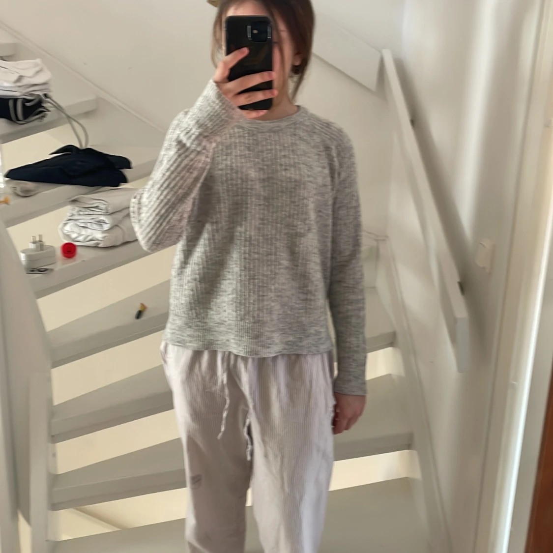 Grå ribbad tröja