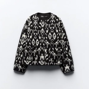 Mönstrad jacka från Zara - Super snygg och vårig jacka från Zara! 🌸💕 Nyskick!