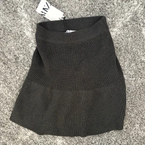 Grå stickad kjol från Zara - Grå stickad kjol från Zara, aldrig använd och har prislappen kvar 