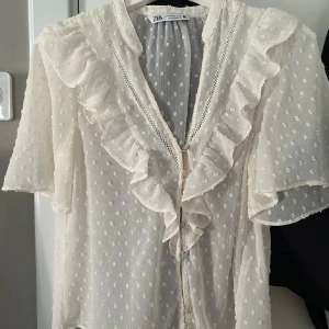 Vit blus - Jättefin blus från zara i väldigt fint skick!Inga defekter, kontakta för bilder på🩷säljer då jag har flera liknande🩷