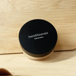 bareMinerals Foundation Neutral Ivory 06 - Fynd! Mineralfoundation som endast är testad, alldeles för varm i tonen för mig. Beskrivs som ”Very light, peach hue”✨
