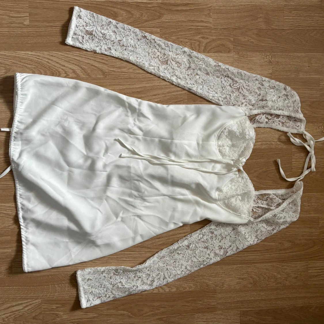 Vit klänning med spetsdetaljer - 2