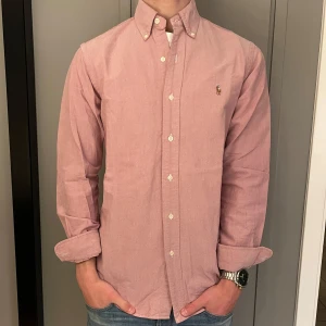 Ralph lauren skjorta - Riktigt snygg ralph lauren skjorta i nyskick. Perfekt inför sommaren. Nypris 1600kr vårt pris 399kr✅ fraktas inom 24h📦✅