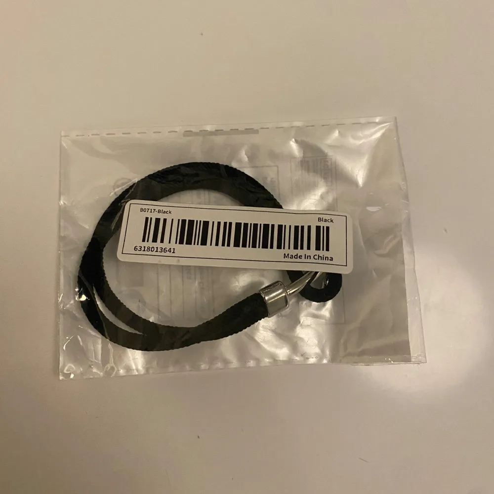 SĂ€ljer feta armband helt nyađđŒ 1 par för 49kr 2 par 89kr 4 par 159kr 10 par de löser vi i pris vid intresseđđŒ. Asusteet.