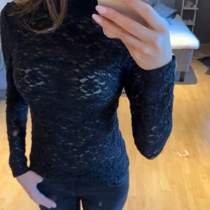 Svart spets topp  - Säljer en elegant svart spets topp med en lite högre krage. Skriv vid frågor ❤️